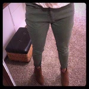 Olive color jeans size fits like a 4-6, waist 26